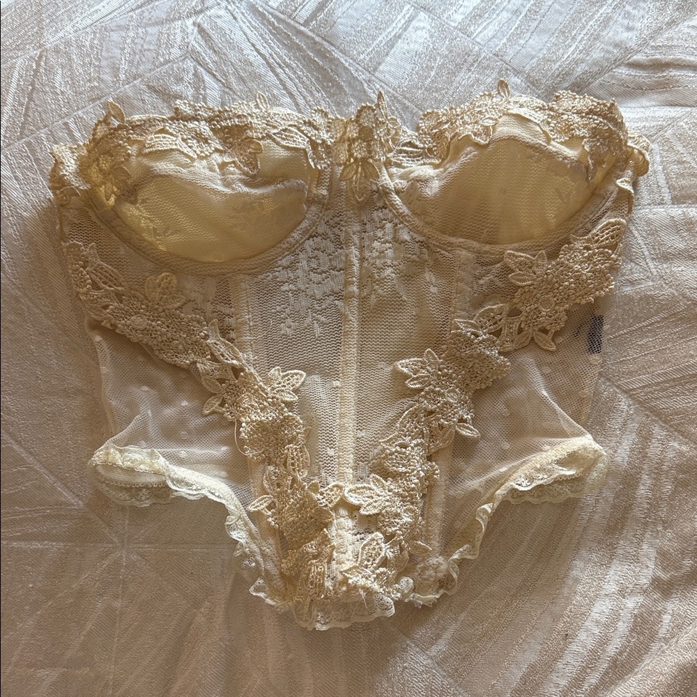Lace corset in Cream